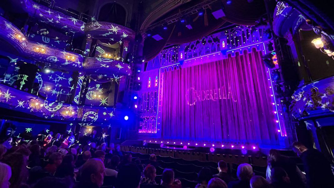 snow-white-mansfield-palace-theatre-review-2025 A review of the Mansfield Palace Theatre panto 2025 - Snow White