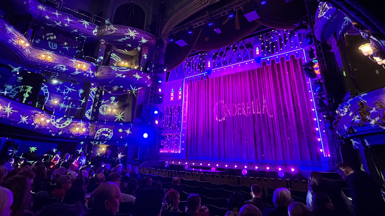 snow-white-mansfield-palace-theatre-review-2025 A review of the Mansfield Palace Theatre panto 2025 - Snow White